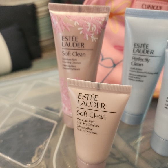 Clinique Pink Floral Cosmetic Bag with Estée Lauder Skincare Set - Picture 3 of 6